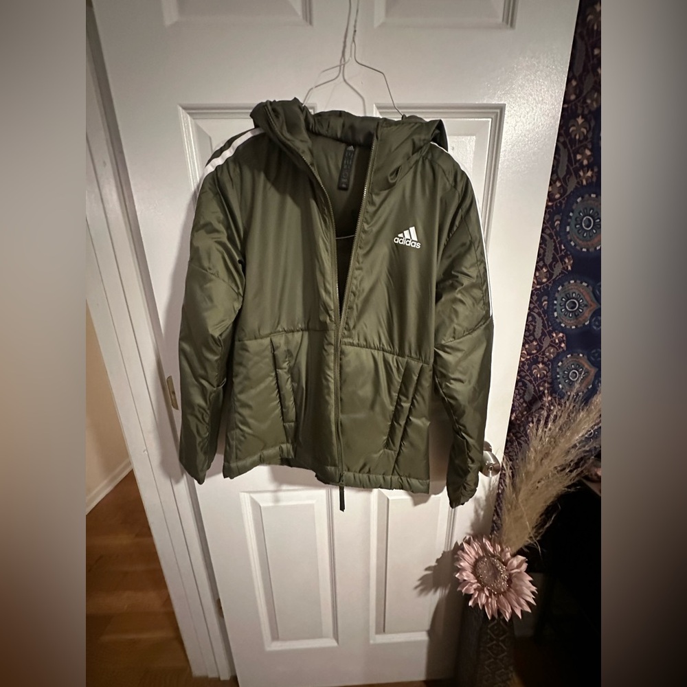 Adidas essentials insulated hooded jacket
